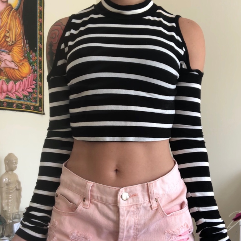 Stripped Crop top with open shoulders 🥰